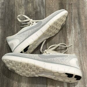 Nike free distance running shoes hyper jade/white size 8